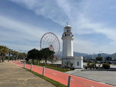 Deniz fenerinin ve dönme dolabın güzel manzarası, Batumi, Georgia