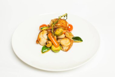 Beyaz arka planda, patates ve domatesli leziz kızarmış tavuk.