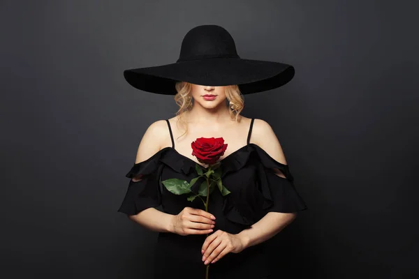 Όμορφη Παθιασμένη Γυναίκα Φορώντας Ευρύ Μαύρο Ευρύ Brim Καπέλο Κόκκινο — Φωτογραφία Αρχείου