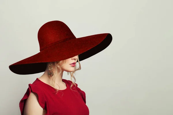Moda Modasına Uygun Makyajlı Kırmızı Elbiseli Güzel Bir Kadın — Stok fotoğraf
