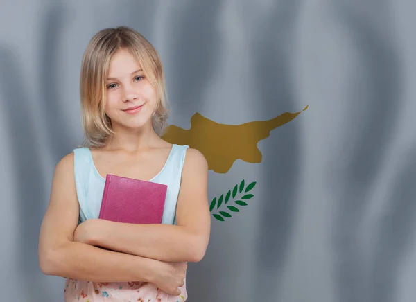 Scuola Ragazza Con Libro Contro Bandiera Della Repubblica Cipro Sfondo — Foto Stock