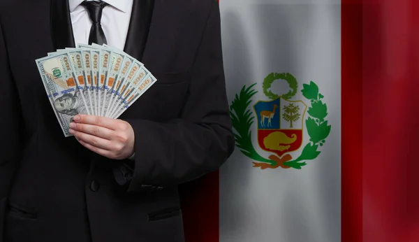 Dollar Sedlar Sedlar Sedlar Handen Mot Perus Flagga Bakgrund — Stockfoto