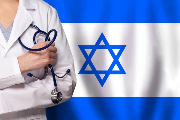 以色列的医疗和保健概念 医生在以色列国旗的背景下近距离观察 — 图库照片