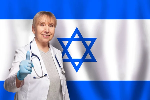 Israelí Sonriente Maduro Médico Mujer Sosteniendo Estetoscopio Bandera Israel Fondo —  Fotos de Stock