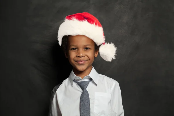 Mignon Noir Enfant Garçon Dans Santa Chapeau Souriant Portrait — Photo