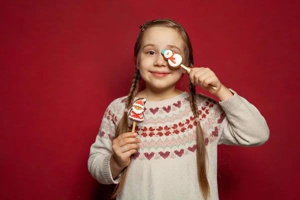 Schattig Kind Jong Meisje Met Kerst Snoep Eten Kijken Naar — Stockfoto