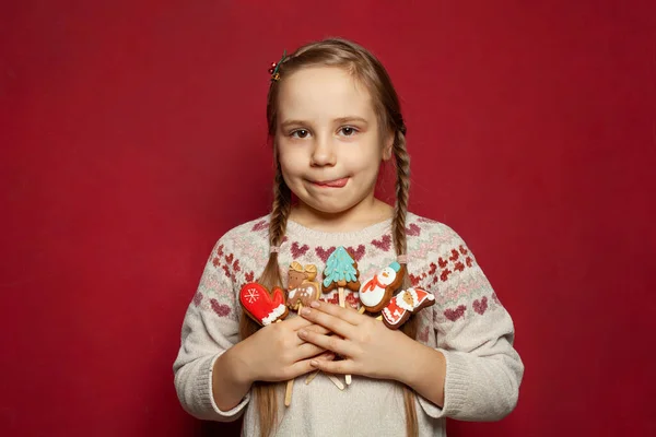 Schöne Niedliche Lustige Kind Mädchen Mit Weihnachten Lebkuchen Auf Rotem — Stockfoto