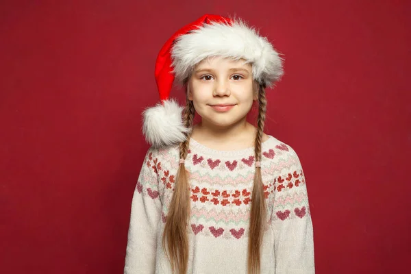 Χριστουγεννιάτικο Πορτρέτο Του Χαριτωμένο Χαρούμενο Παιδί Σάντα Όμορφο Κοριτσάκι Φοράει — Φωτογραφία Αρχείου