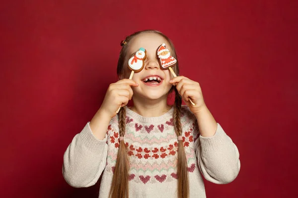 Смешная Веселая Девочка Весело Проводит Время Санта Клаусом Снеговиком Пряники — стоковое фото