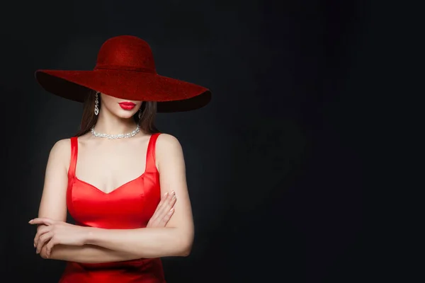 Kırmızı Dudaklı Elmas Kolyeli Küpeli Bordo Şapkalı Siyah Arkaplanda Portresi — Stok fotoğraf