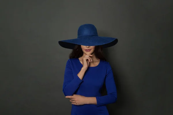 Geniş Mavi Şapkalı Gülümseyen Güzel Bir Kadın Güzellik Makyaj Kozmetik — Stok fotoğraf