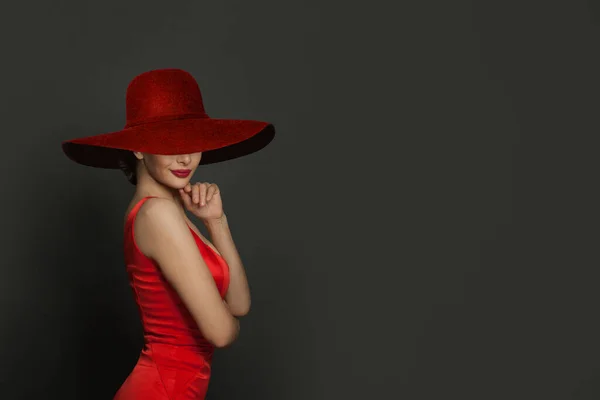 Gri Arka Planda Kırmızı Geniş Kenarlı Şapkalı Güzel Kadın — Stok fotoğraf