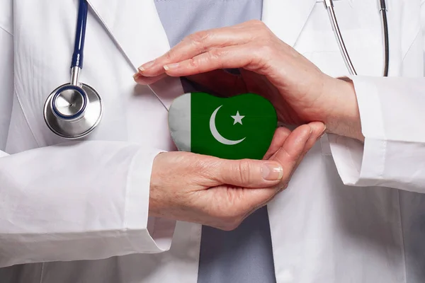 파키스탄 의사가 파키스탄 국기를 심장을 있습니다 의약품의 — 스톡 사진