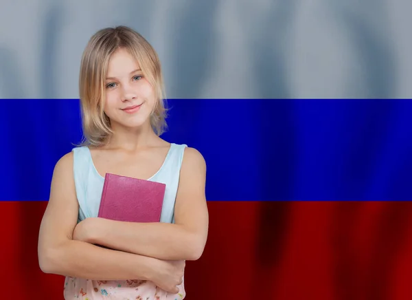 Χαριτωμένο Νεαρό Κορίτσι Βιβλίο Ενάντια Σημαία Της Ρωσίας Φόντο Εκπαίδευση — Φωτογραφία Αρχείου