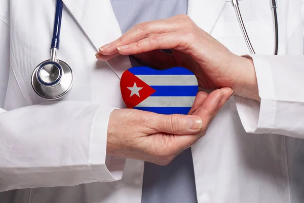キューバの医師はキューバの国旗を背景に胸を張っている 医療の概念 — ストック写真