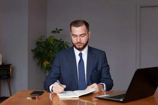 Ernsthafter Erwachsener Geschäftsmann Anzug Schreibt Notizen Büro Multitasking Konzept — Stockfoto