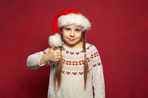 Imádnivaló Vidám Gyermek Lány Mikulás Mutatja Hüvelykujját Fel Piros Háttér — Stock Fotó