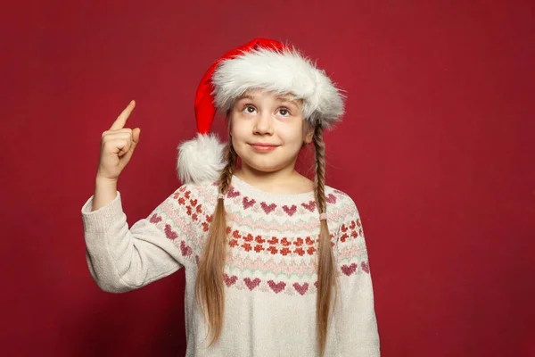 Дитяча Дівчинка Санта Вказує Пальцем Вгору Посміхається Червоний Банерний Фон — стокове фото