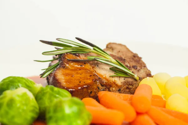 Gourmet Ham Steak Met Groenten Wortel Aardappel Brussels Spruiten — Stockfoto