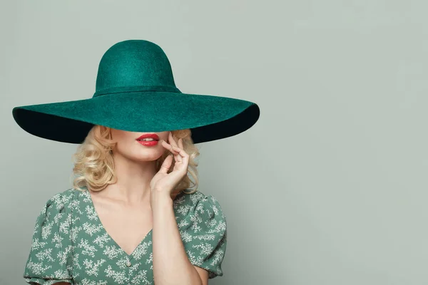 Geniş Yeşil Şapkalı Mükemmel Kadın Portresi — Stok fotoğraf