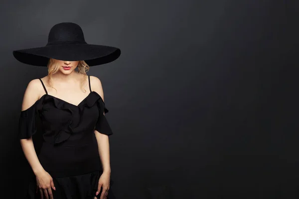 Siyah Elbise Giyen Şık Bir Kadın Siyah Arka Planda Geniş — Stok fotoğraf