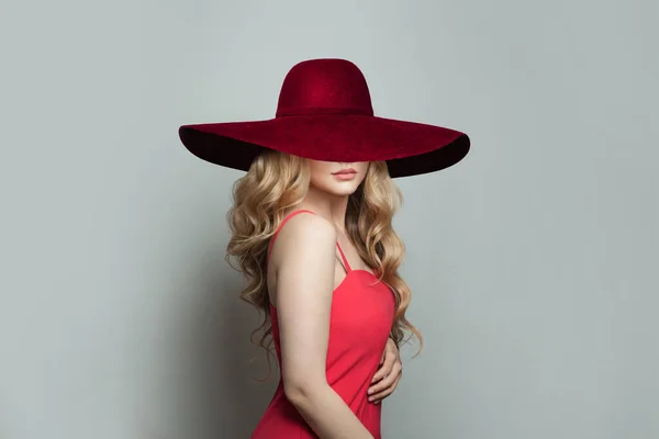 Beyaz Arka Planda Kırmızı Geniş Geniş Kenarlı Şapkalı Güzel Sarışın — Stok fotoğraf