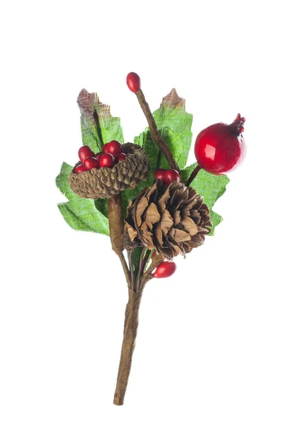 红色浆果和松果制成的圣诞装饰品 白色背景隔离 — 图库照片