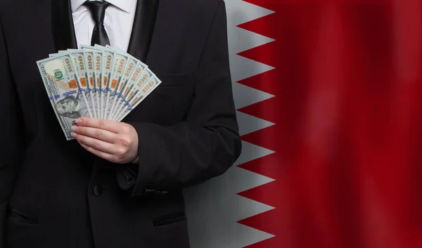 Bahreyn Bayrağının Arka Planında 100 Dolarlık Banknotlar Var — Stok fotoğraf