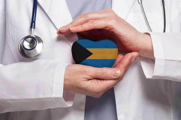 Bahamský Lékař Drží Srdce Vlajkou Bahamy Pozadí Zdravotnictví Charita Pojištění — Stock fotografie