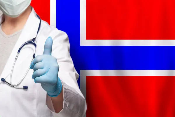 Mão Médico Norueguês Mostrando Polegar Para Cima Gesto Positivo Bandeira — Fotografia de Stock