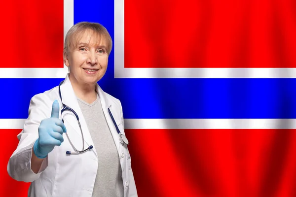 Norweski Uśmiech Dojrzała Lekarz Kobieta Trzyma Stetoskop Fladze Norwegii Tle — Zdjęcie stockowe