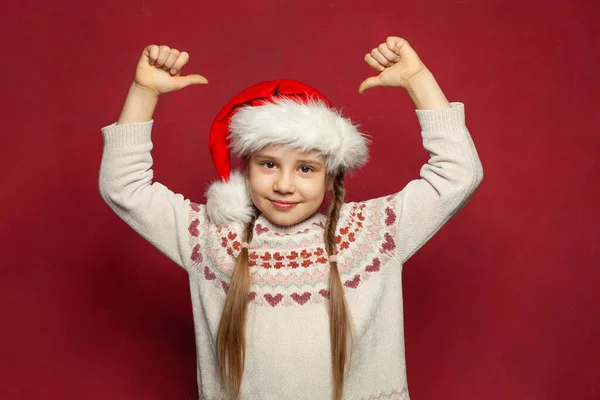 Σίγουρο Κορίτσι Παιδί Ζεστό Χριστουγεννιάτικο Πουλόβερ Και Σάντα Καπέλο Κοιτάζοντας — Φωτογραφία Αρχείου