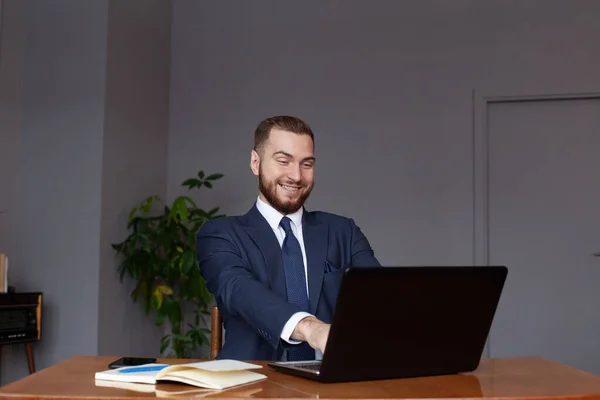 Zufriedener Geschäftsmann Arbeitet Büro Laptop — Stockfoto