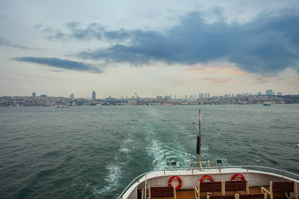 客轮在漂亮的伊斯坦布尔中心的博斯福尔上航行 — 图库照片