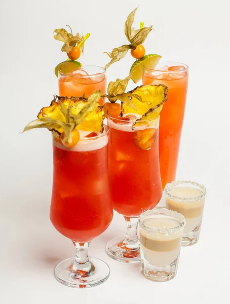 Köstliche Lange Cocktail Glas Und Aufnahmen Auf Weißem Hintergrund — Stockfoto