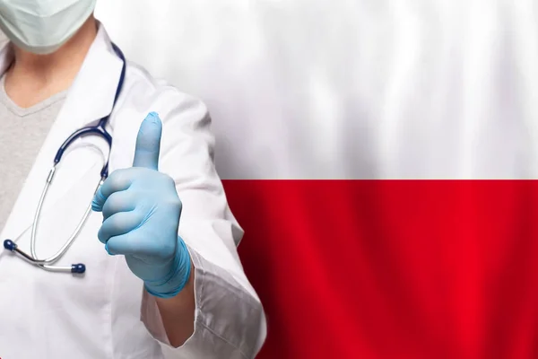 폴란드 의사의 손에는 폴란드 국기에 긍정적 몸짓이 — 스톡 사진