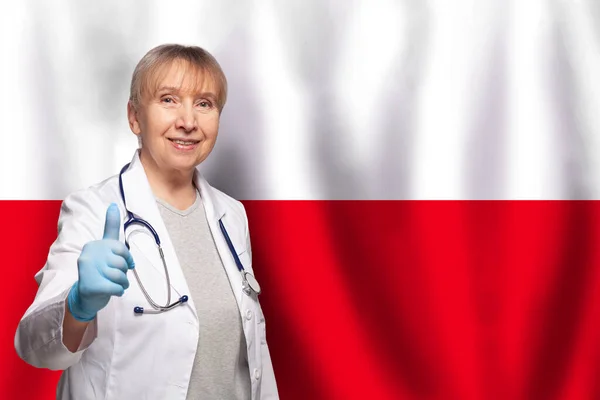Πολωνική Χαμογελαστή Ώριμη Γιατρός Γυναίκα Κρατώντας Στηθοσκόπιο Στη Σημαία Της — Φωτογραφία Αρχείου