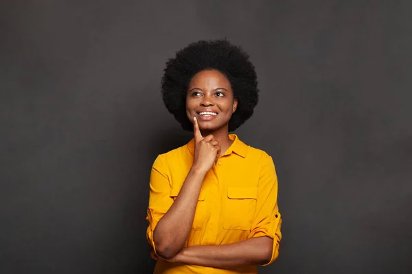 Aantrekkelijke Vrolijke Vrouw Brunette Glimlachen Denken Zwarte Achtergrond — Stockfoto