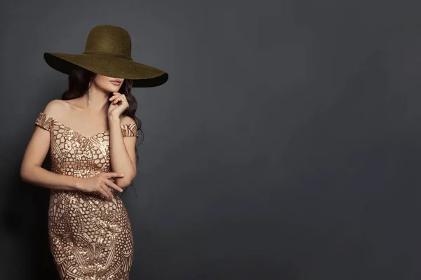 Ung Brunett Mode Modell Kvinna Med Brun Bred Brätte Hatt — Stockfoto