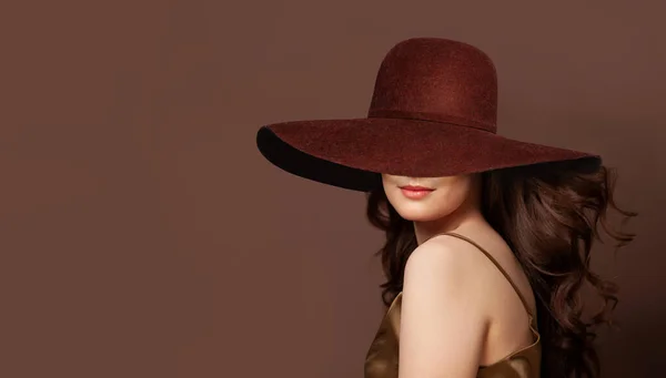Mujer Morena Con Pelo Rizado Con Amplio Retrato Sombrero Ala — Foto de Stock