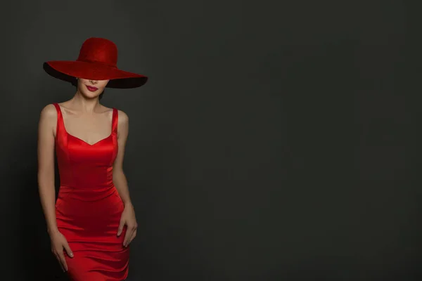 Αισθησιακό Όμορφη Γυναίκα Μελαχρινή Ποζάροντας Κόκκινο Φόρεμα Και Κόκκινο Ευρύ — Φωτογραφία Αρχείου