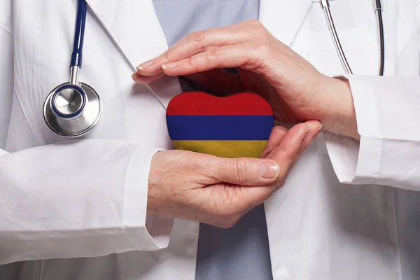 アルメニア人医師はアルメニアの背景の旗を胸に胸を張っている 医療の概念 — ストック写真