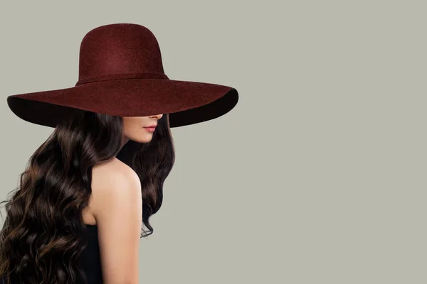 Siyah Elbiseli Genç Kadın Geniş Kahverengi Geniş Kenarlı Şapka Pozu — Stok fotoğraf