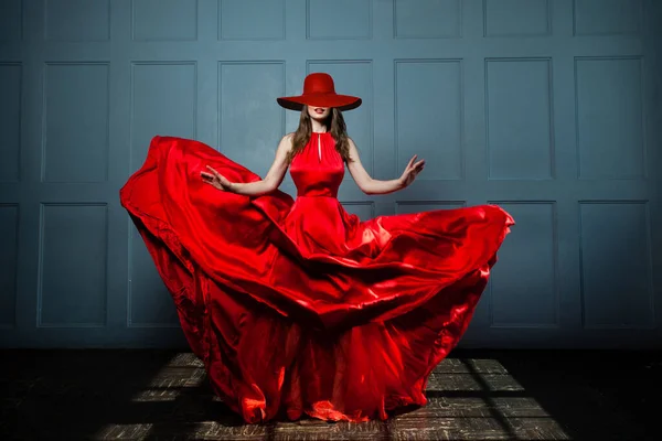 Hermosa Mujer Modelo Moda Vestido Rojo Sedoso Sombrero Ala Ancha — Foto de Stock
