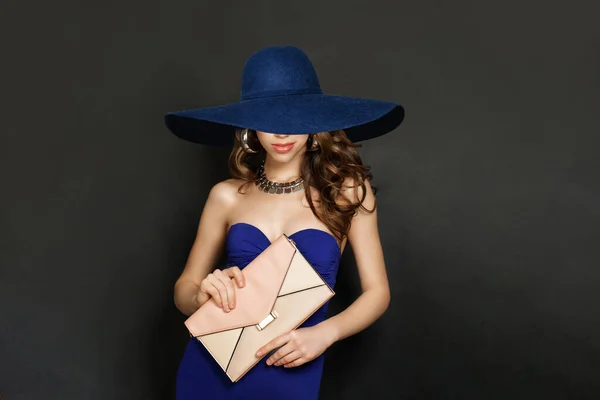 Mavi Elbiseli Gülümseyen Kadın Geniş Mavi Geniş Kenarlı Şapka Siyah — Stok fotoğraf