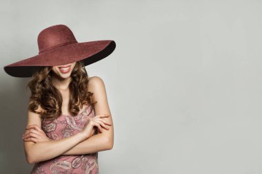 Yazlık Elbiseli Göz kamaştırıcı Kadın ve geniş pembe geniş kenarlı şapka Beyaz Duvar Arkaplan, Moda Portresi