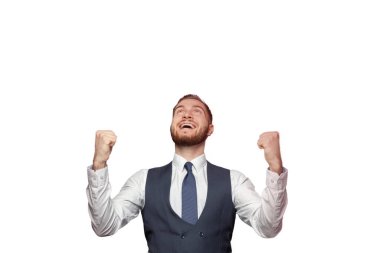 Takım elbiseli yakışıklı iş adamı gülümsüyor ve yukarı bakıyor. Beyaz arkaplanda izole