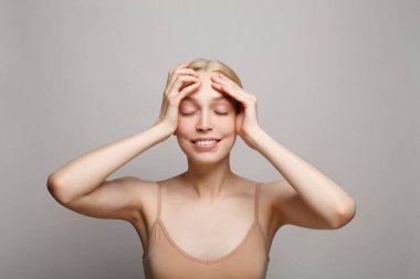 Beyaz arka planda taze derisi olan güzel, genç, duygusal spa modeli bir kadın. Yüz bakımı, kozmetoloji ve cilt bakımı