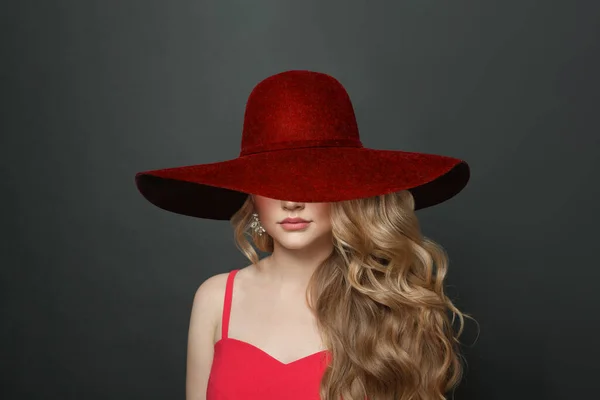 Makyajlı Uzun Kıvırcık Saçlı Kırmızı Geniş Kenarlı Siyah Şapkalı Sarışın — Stok fotoğraf