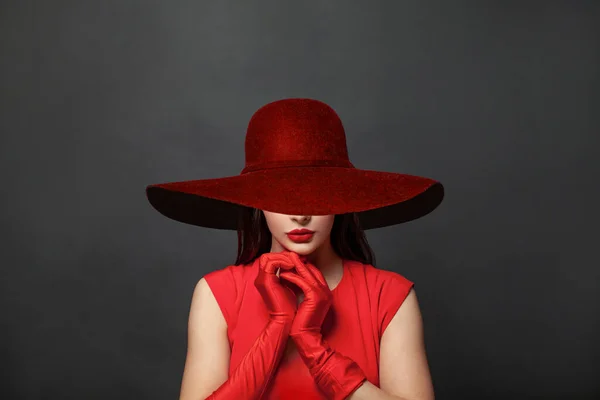 Elegante Donna Bruna Con Trucco Capelli Scuri Indossando Abito Rosso — Foto Stock
